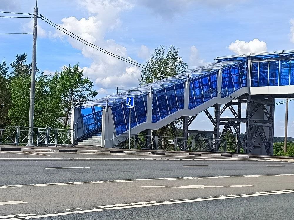 На трассе М‑10 «Россия» в Новгородской области построен новый надземный пешеходный переход установка дорожных ограждений, производство дорожных ограждений, дорожное ограждение гост, дорожное ограждение цена, производство рамных опор, пешеходные ограждения, мостовые ограждения барьерного типа, барьерное ограждение цена, Дорожные световозвращатели, Предприятие ПИК