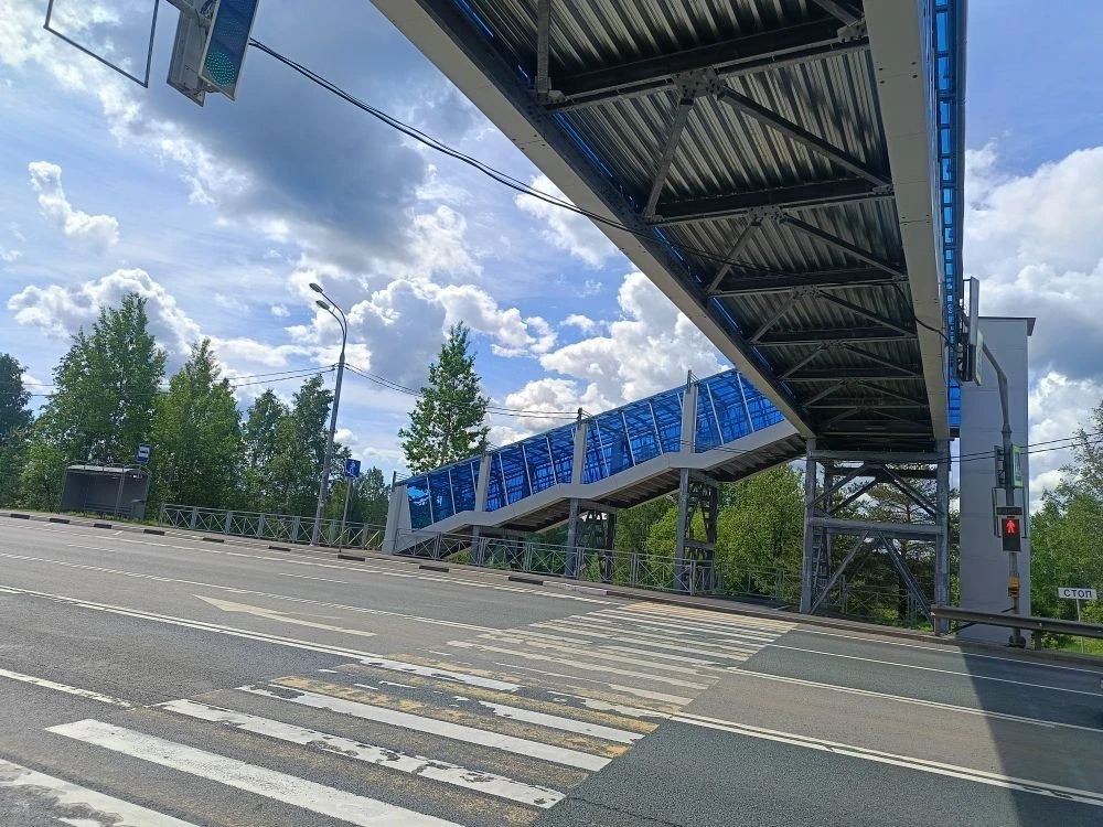 На трассе М‑10 «Россия» в Новгородской области построен новый надземный пешеходный переход установка дорожных ограждений, производство дорожных ограждений, дорожное ограждение гост, дорожное ограждение цена, производство рамных опор, пешеходные ограждения, мостовые ограждения барьерного типа, барьерное ограждение цена, Дорожные световозвращатели, Предприятие ПИК