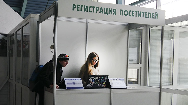 Регистрация посетителей на футбольном манеже в Минске